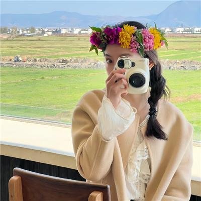 她行走于黑暗中